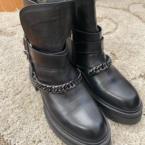 Steve Madden boots size 40 (size 10) runs small
